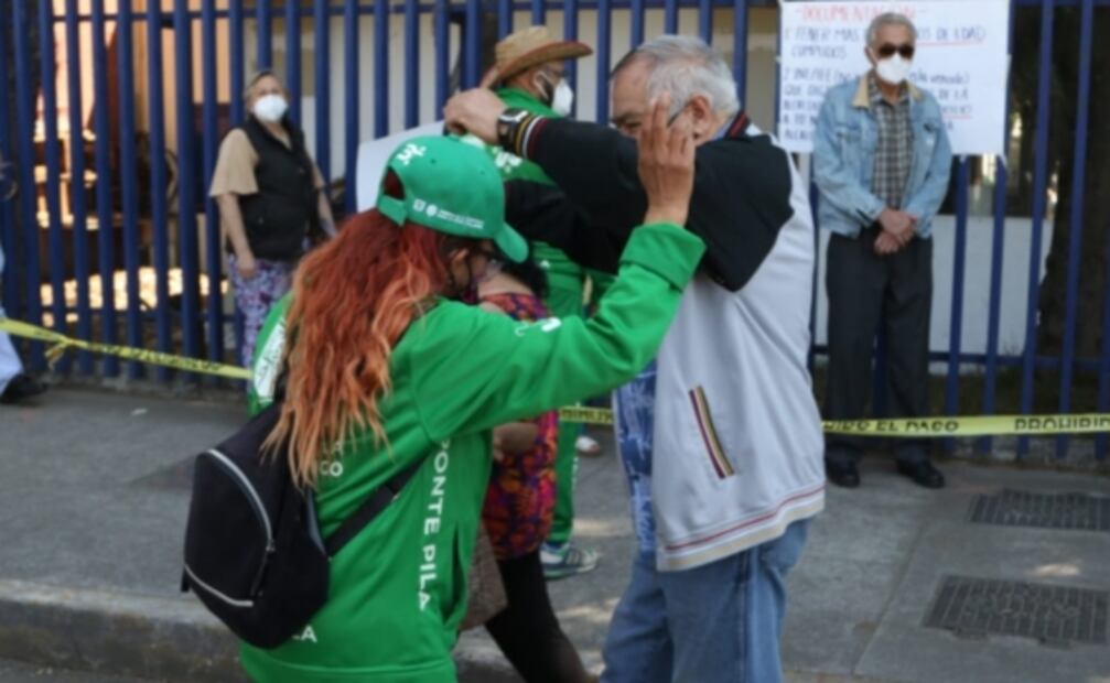 Abuelitos sacan sus mejores pasos de baile mientras esperan vacuna contra Covid-19 en Iztacalco