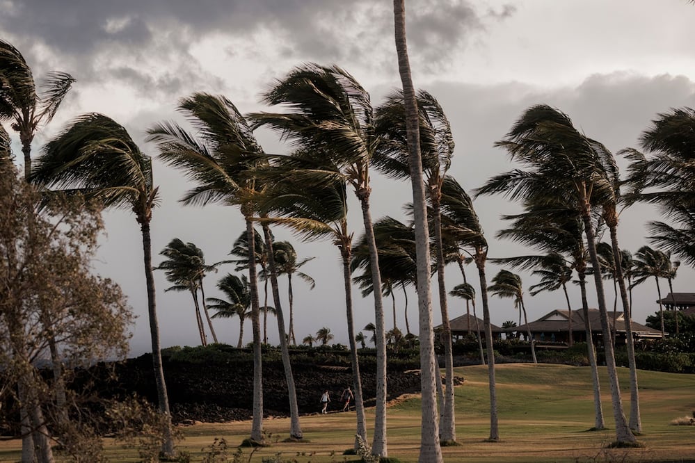 Unas personas caminan por un sendero en el Waikoloa Beach Resort mientras el huracán Lala se intensificaba en la Isla Grande de Hawái. Foto: AP