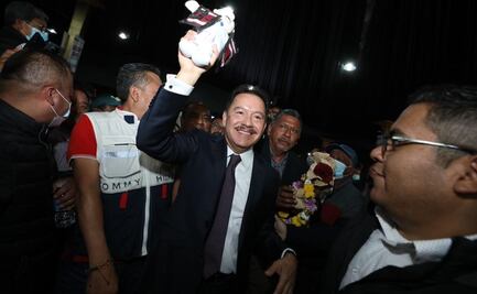 El colmo: ahora avientan al “Dr. Simi” a morenistas; Mier recibe peluche en Cholula