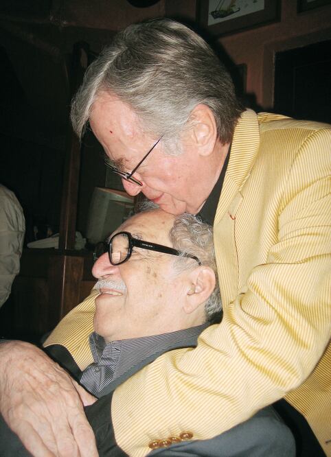 Gabriel García Márquez y Jacobo Zabludovsky en el cumpleaños de Mercedes Barcha, en noviembre de 2006