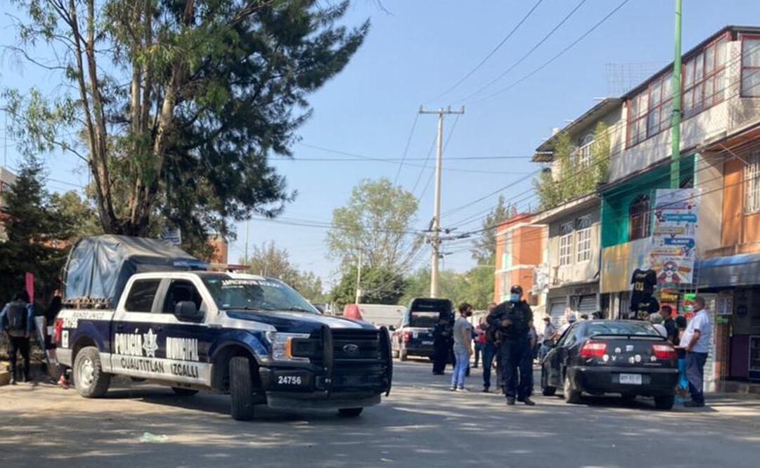 Vecinos de Infonavit Norte taparon el cuerpo de la joven con una sábana blanca con líneas lilas cruzadas en cuadros. Foto: Especial