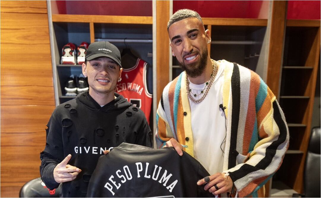 FOTO: ESPECIAL - Peso Pluma visita a los Chicago Bulls y recibe regalo de Chris Duarte