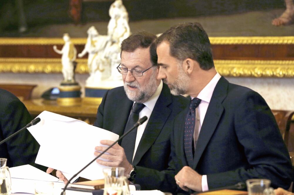 El presidente en funciones del gobierno español, Mariano Rajoy, y el rey Felipe VI conversan ayer durante la reunión del Patronato del Instituto Cervantes, en el Palacio Real de Aranjuez, en España (BALLESTEROS. EFE)