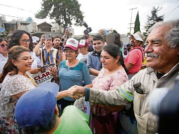 Casa por casa, pide respaldo a los vecinos