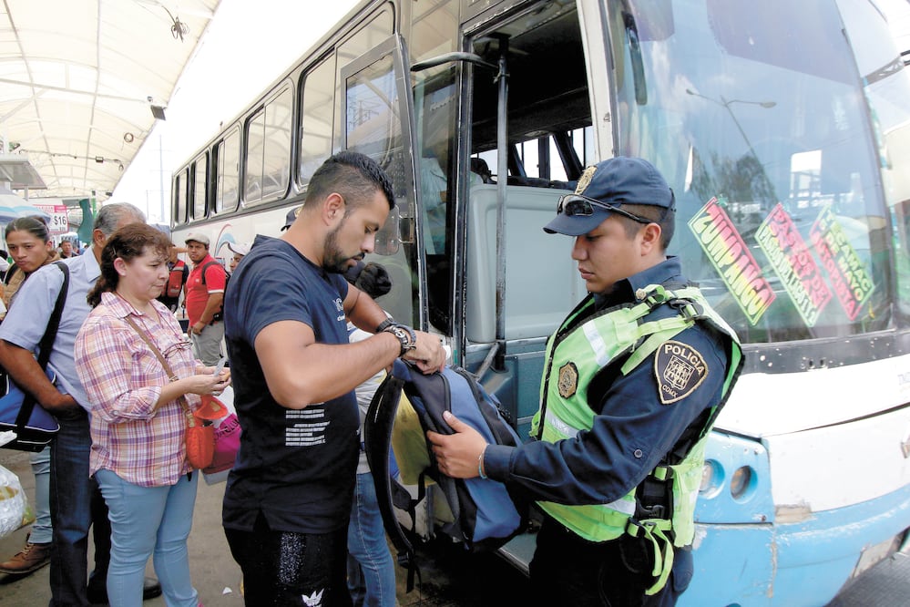 Policías revisan a usuarios de la ruta conocida como Las Brujas, que realiza paradas en los Metros La Raza, Deportivo 18 de Marzo e Indios Verdes. CARLOS MEJÍA. EL UNIVERSAL