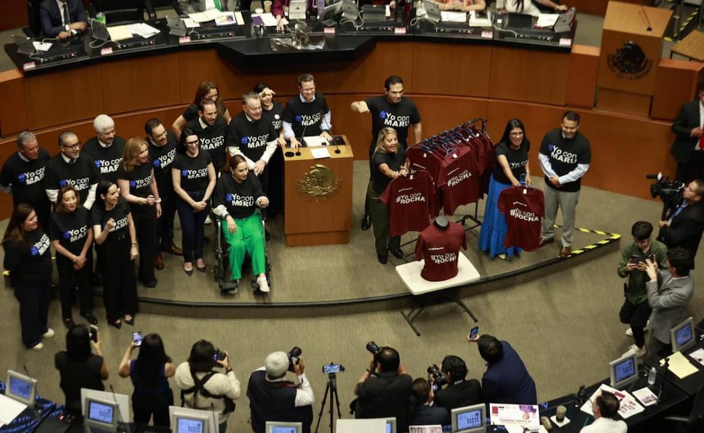 Legisladores del PAN regalan playeras con estampado "Yo con Rocha" en el Senado (28/05/2026). Foto: Especial