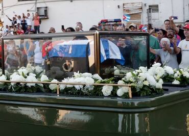 Cenizas de Fidel Castro salen en cortejo fúnebre desde La Habana hasta Santiago