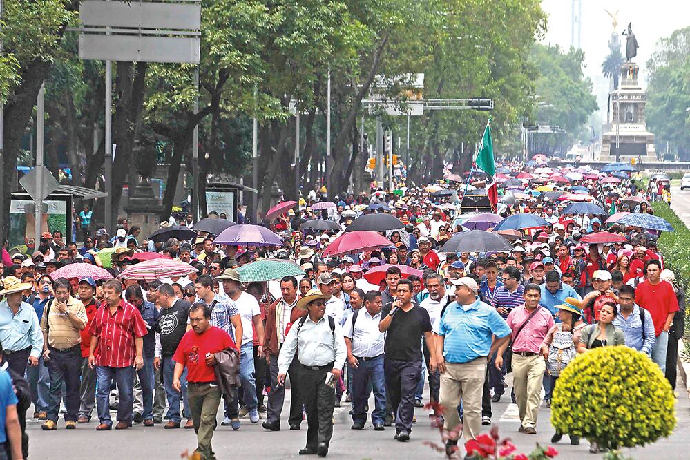 Maestros de la Coordinadora Nacional de Trabajadores de la Educación (CNTE) marcharon ayer sobre Paseo de la Reforma, del Ángel de la Independencia a la Secretaría de Gobernación