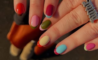 A full color, así se ve la manicura francesa esta temporada