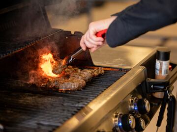 Por qué debes echarle sal a las brasas de la carne asada