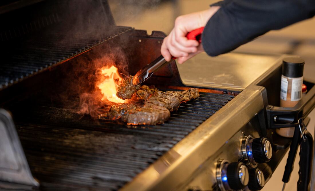 La sal no solo realza el sabor, también transforma el fuego en un aliado perfecto para una carne asada. Foto: Freepik