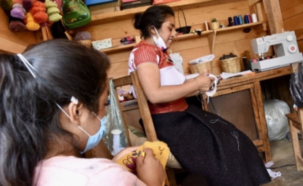 Artesanas plasman su ingenio con cubrebocas