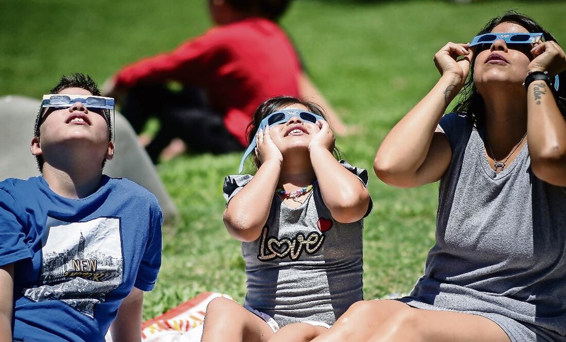 Familia observa el avistamiento de un eclipse de Sol, desde Argentina. Foto: EFE/Juan Ignacio Roncoroni, archivo