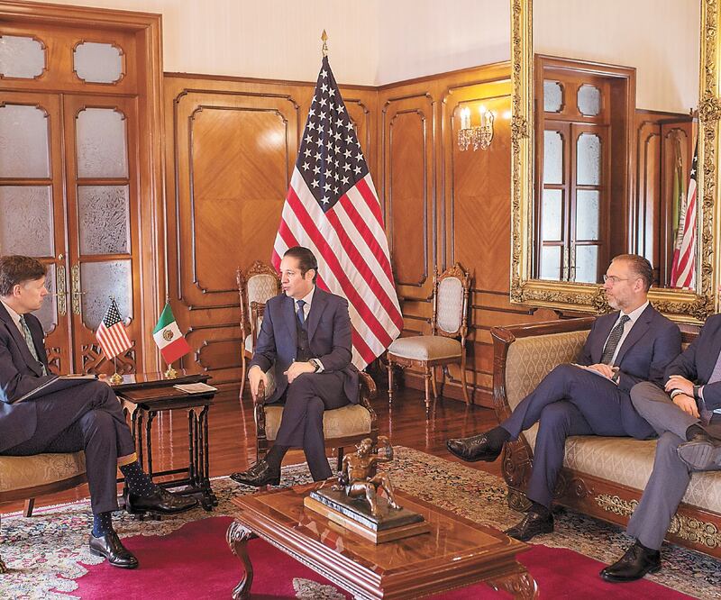 El mandatario de Querétaro, Francisco Domínguez Servién, recibió en Palacio de Gobierno al embajador de Estados Unidos en México, Christopher Landau, con quien habló del TMEC con el fin de estrechar relaciones. Foto: Especial