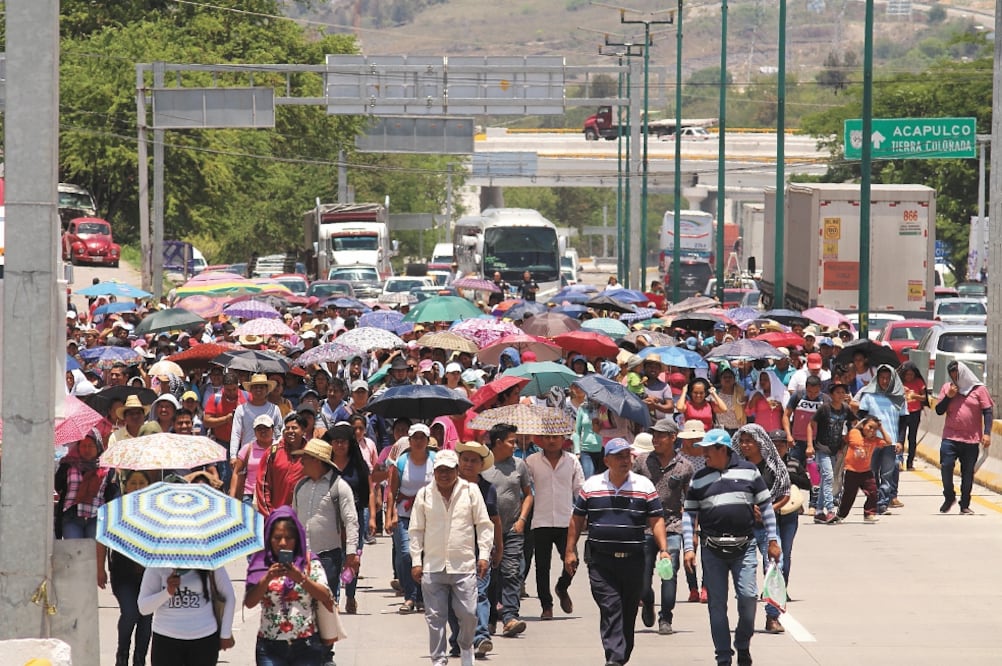 Profesores de la Coordinadora Estatal de los Trabajadores de la Educación de Guerrero (CETEG) bloquearon la Autopista del Sol en demanda de plazas para más de mil maestros. Foto: ANWAR DELGADO. EL UNIVERSAL