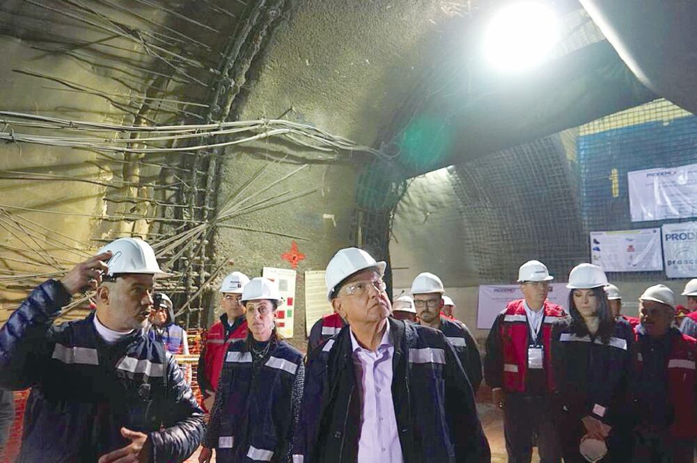 Al encabezar un recorrido por la ampliación de la llamada Línea Dorada, en la zona de Observatorio, el Presidente adelantó que su gobierno dará continuidad a esta obra y a la del Tren Interurbanos, a esta última dará 3 mmdp. (CORTESÍA)