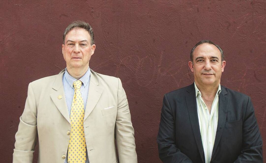 Los investigadores Aldo Rivero Pastor y Raúl Barquero Díaz posan debajo de la placa conmemorativa en el Convento de San Francisco de Puebla (JUAN CARLOS REYES GARCIA. EL UNIVERSAL)