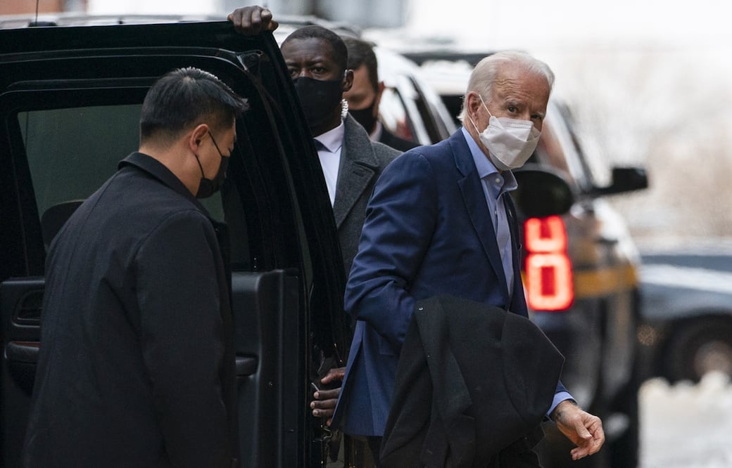 El presidente Biden sigue en aislamiento en su casa de Delaware, después de que el miércoles dio positivo a Covid-19 mientras hacía campaña en Nevada, estado clave para los comicios de noviembre. Foto: AP