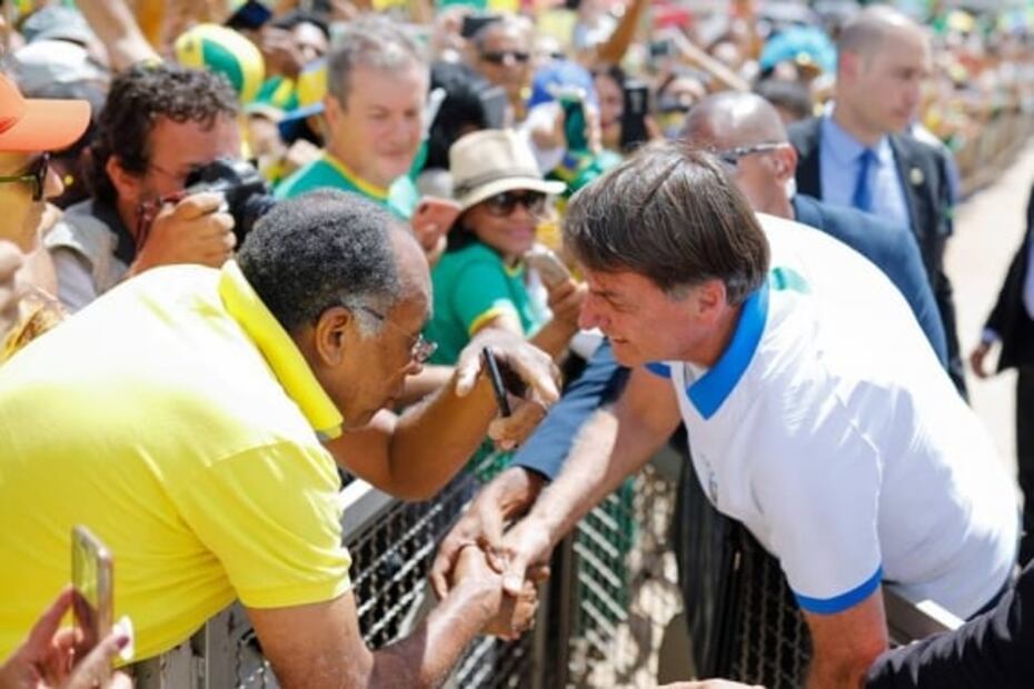 Bolsonaro acude a mitin en Brasilia pese a restricciones por coronavirus