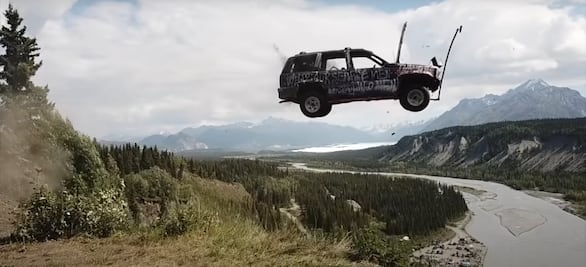Pobladores de Alaska lanzan autos a barranco para celebrar el 4 de julio