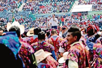 Agresión a dos periodistas y acarreo en informe de senador