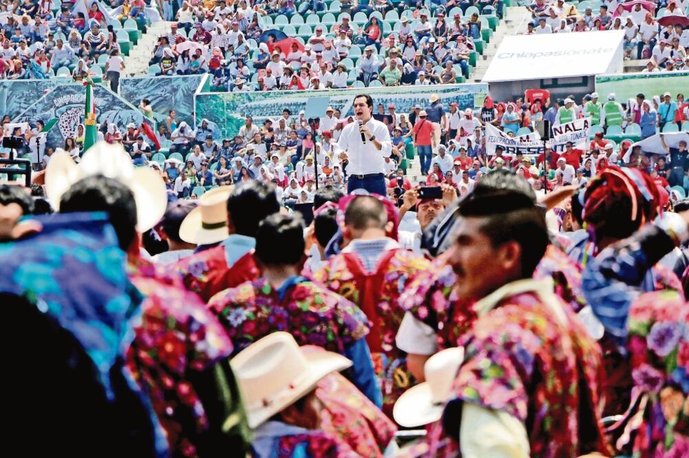El portal Chiapas Sin Censura reportó la agresión de uno de sus reporteros, que documentaba el acarreo en el informe del priísta Albores Gleason. (JESÚS GARCÍA. CUARTOSCURO)