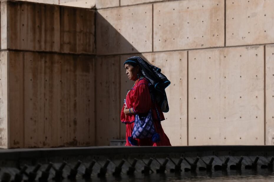 Tejedora del arte textil mexicano. Foto: Instagram @culturaoriginalmexico