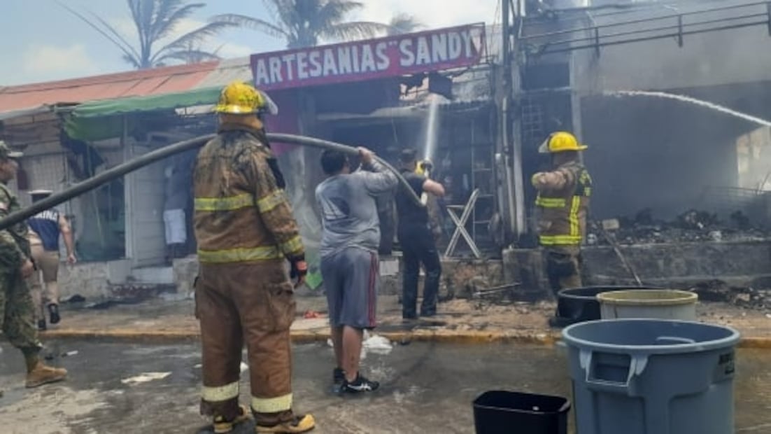 Fuerte incendio en Isla Mujeres consume una decena de establecimientos