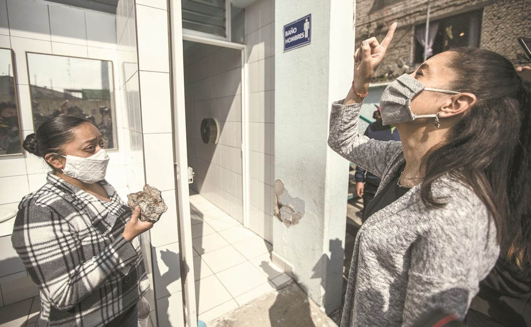 La jefa de Gobierno acudió ayer a la primaria Dr. Conrado Menéndez a verificar el estado del inmueble. Foto: GERMÁN ESPINOSA. EL UNIVERSAL