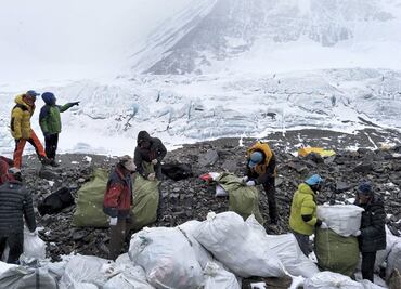 Retiran más de 3 toneladas de basura del Monte Everest