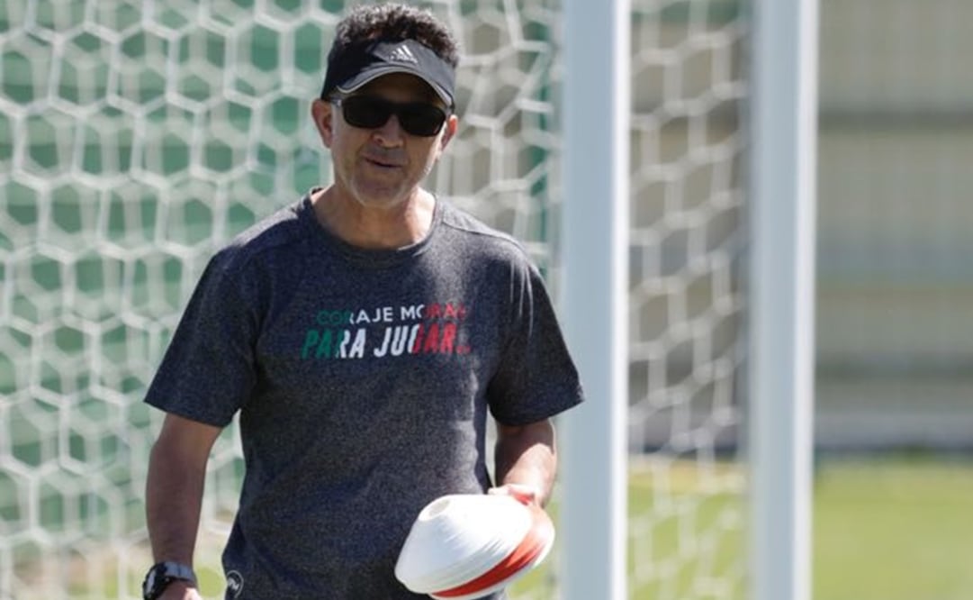 Juan Carlos Osorio en sesión de entrenamiento en Moscú. (Luis Cortés / EL UNIVERSAL)