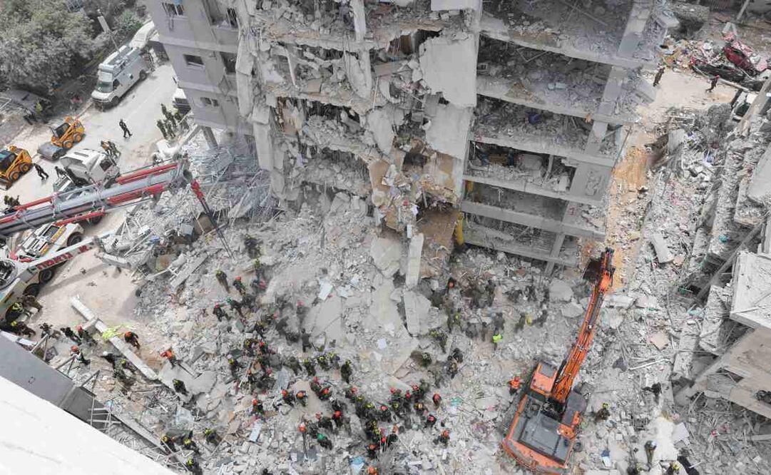 Miembros del Comando del Frente Interior de Israel buscan a personas desaparecidas bajo los escombros de un edificio residencial parcialmente derrumbado tras el impacto de misiles balísticos iraníes en Bat Yam, en el centro de Israel, el 15 de junio de 2025. Irán lanzó una andanada de misiles balísticos contra Israel durante la noche en represalia por los ataques aéreos israelíes contra objetivos iraníes. Magen David Adom (MDA), el servicio nacional de emergencias de Israel, informó de al menos seis muertos y decenas de heridos, dos de ellos en estado crítico. Foto: EFE