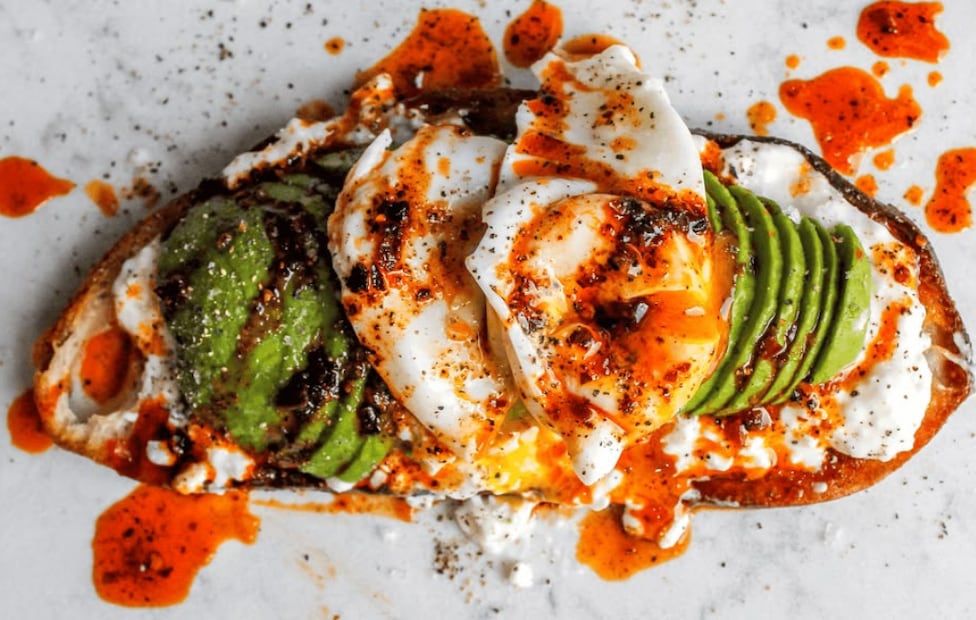 El maridaje de la salsa macha va más allá de la cocina tradicional; resalta sobre tostadas gourmet, quesos maduros y panes artesanales. Foto: Pinterest / Breakfast Archives.