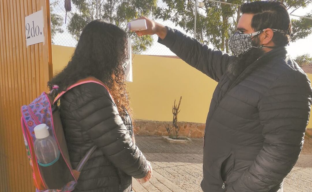 Addí asistió ayer a su plantel, en donde cursará el segundo grado de secundaria; a los adolescentes como ella se les tomó la temperatura. Foto: Irma Mejía. EL UNIVERSAL