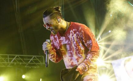 Maluma apuesta por el man-bun y a nosotras nos encanta