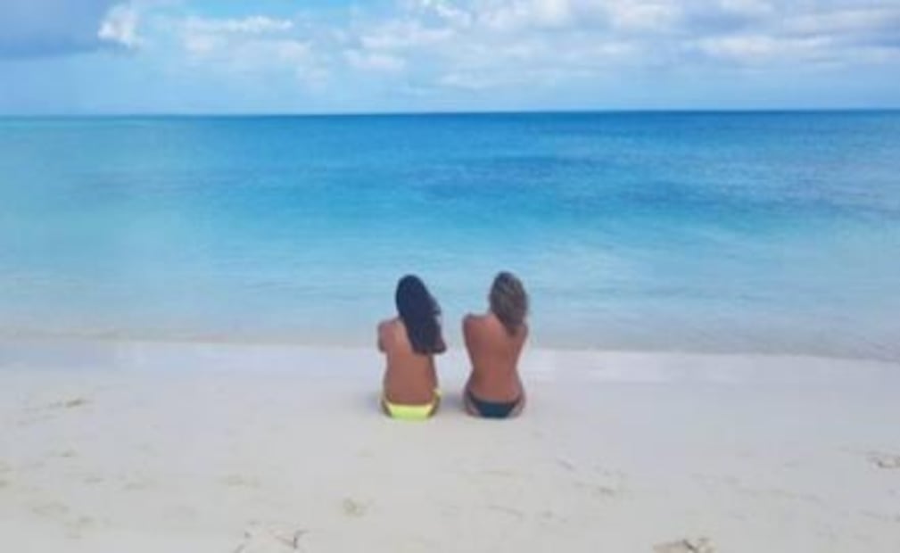Montserrat Oliver y su novia posan "topless"