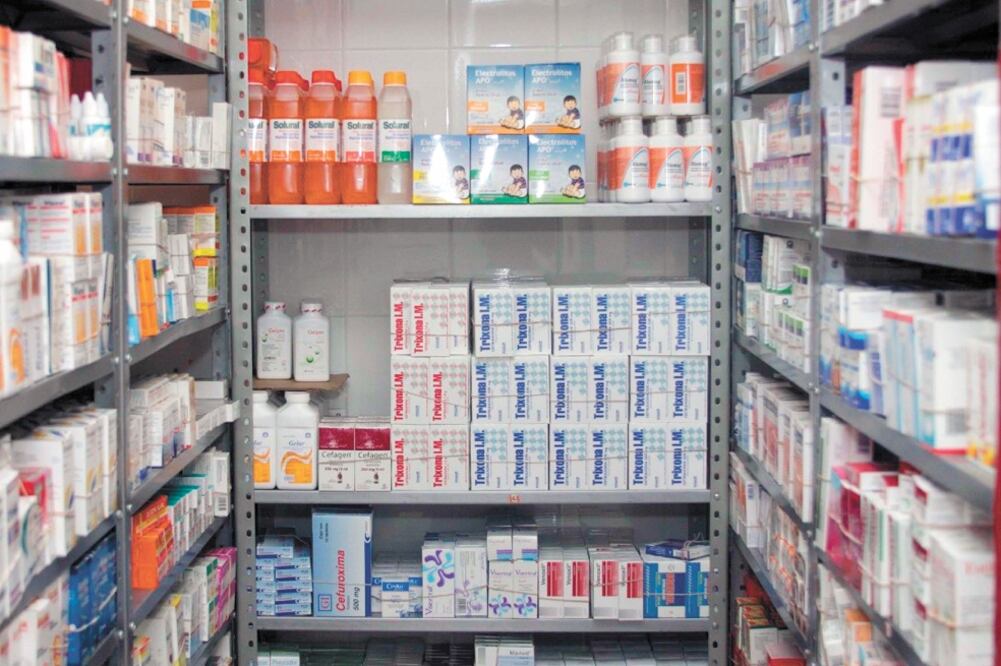 Algunos especialistas consideran preocupante que la compra de medicamentos se aplace, pues puede provocar un desabasto. Foto: Archivo El Universal