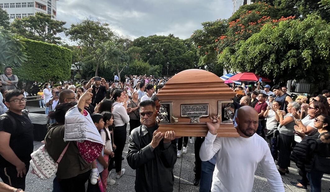 Toda la mañana, cientos de personas no dejaron de llegar a la iglesia del barrio de Santa Cruz, donde fue velado el cadáver del edil. Foto: Emiliano Torres