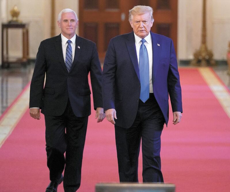 El vicepresidente estadounidense, Mike Pence, y el presidente Donald Trump, a su llegada a una mesa redonda sobre la actuación policial. EVAN VUCCI. AP