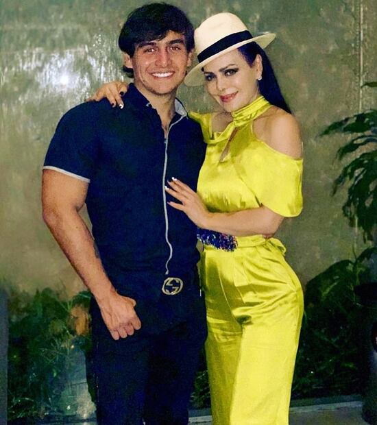 Maribel Guardia acompañó a su hijo a lo largo de su trayectoria artística. Foto: Facebook Julián Figueroa