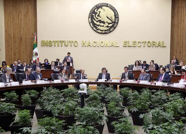 A pesar de amparos, en INE sí bajarán sus sueldos