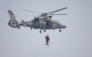 Marinos realizan ejercicios de búsqueda y rescate previo a Semana Santa en Veracruz; usan helicóptero y embarcación tipo Defender
