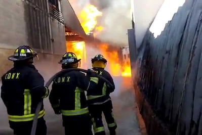 Cuerpos de emergencia trabajan en incendio de fábrica en Cuauhtémoc