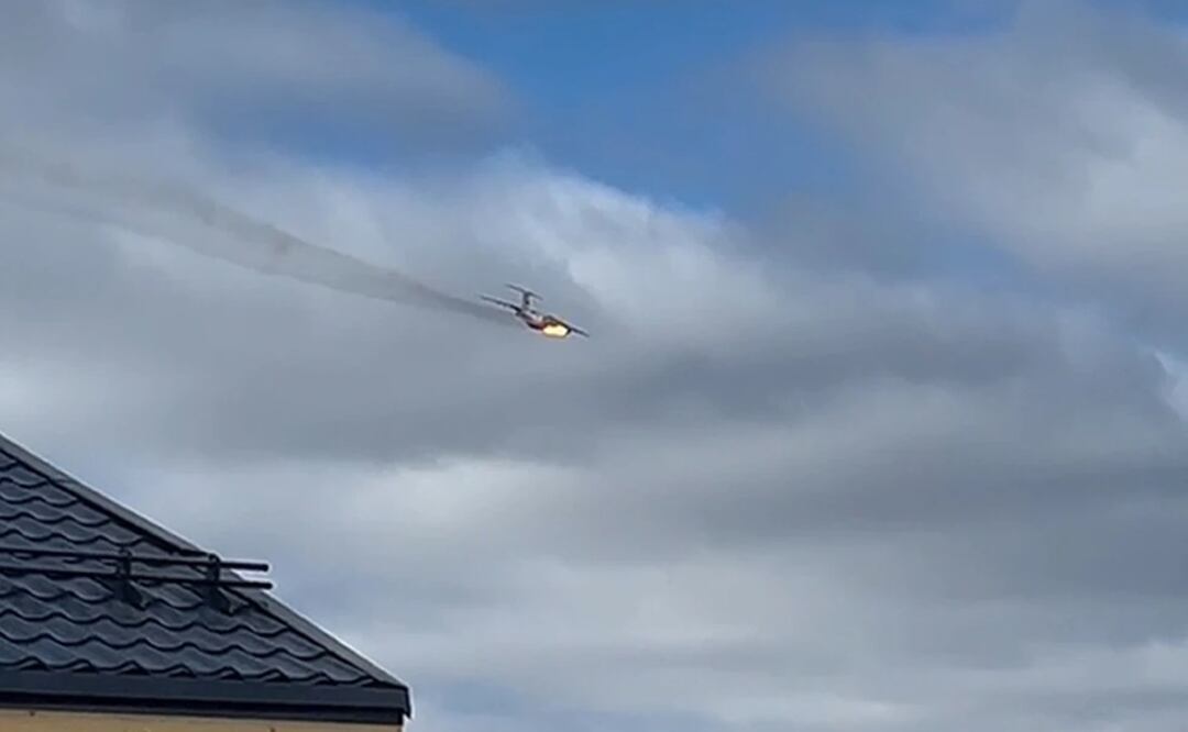 En esta foto tomada de un video publicado por el canal Ivanovo Novosti en Telegram, se ve un avión militar ruso Il-76 en llamas sobre Ivanovo, Rusia. Foto: AP