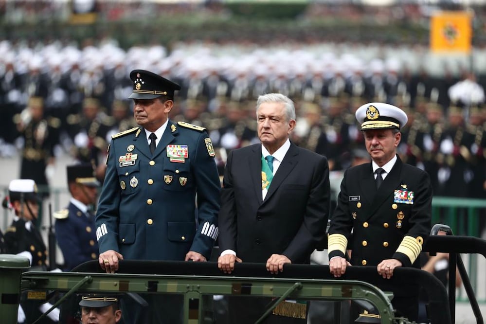 AMLO pasa lista a las Fuerzas Armadas previo al inicio del desfile militar. Foto: archivo/EL UNIVERSAL