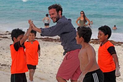 Juan Mata convive con niños mexicanos en Cancún
