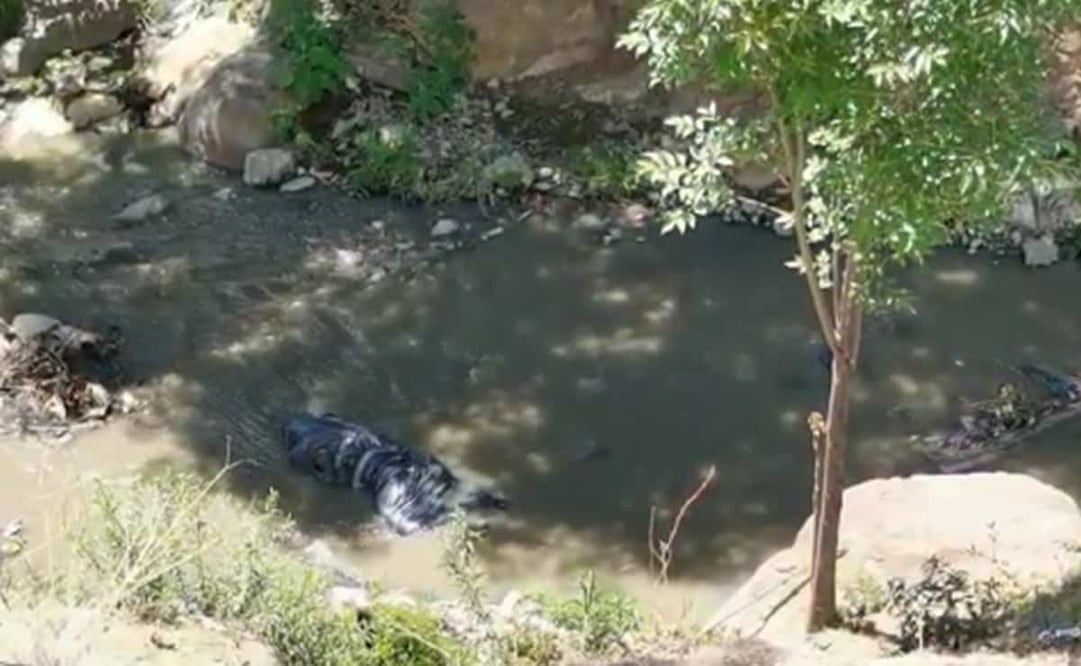 El cuerpo embolsado fue ubicado entre las aguas del Río Los Cuartos. Foto: Especial