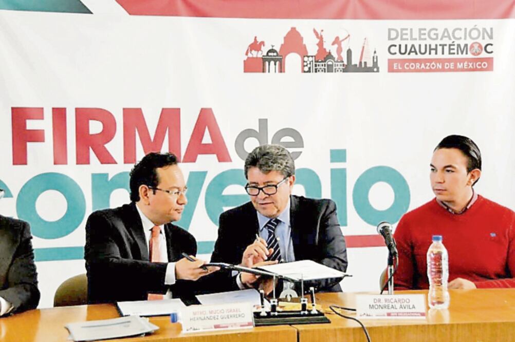 El delegado Ricardo Monreal y el presidente del InfoDF, Mucio Israel Hernández, firmaron un convenio para implementar contralores ciudadanos (ESPECIAL)
