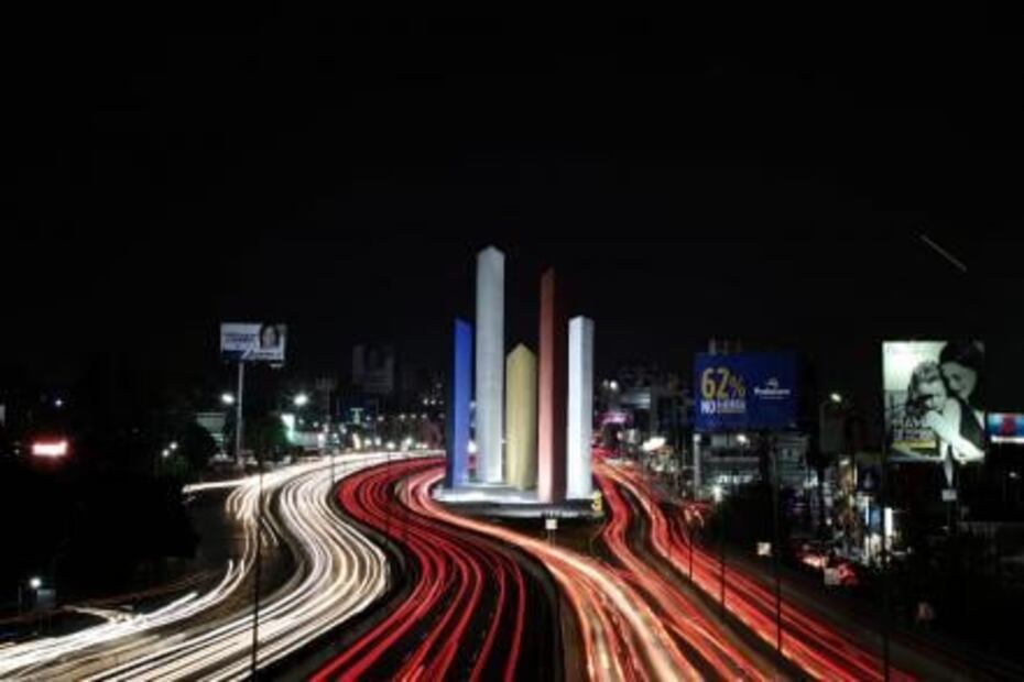 Iluminan Torres de Satélite luego de más de un año de oscuridad