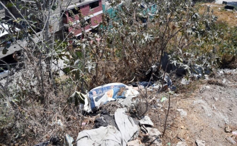Entre basura, hallan cadáver de una joven con signos de violencia en Naucalpan